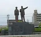 Statue von Ōno Banboku, Unterhausabgeordneter aus Gifu, und seiner Frau vor dem Bahnhof