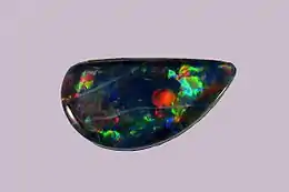Schwarzer Edelopal mit vollem, opalisierendem Farbenspiel