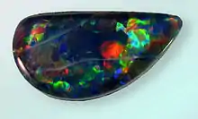 Dunkler Opal, geschliffen