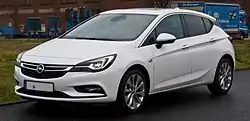 Opel Astra K (2015-2021) mit abgerundeter Frontschürze (zum Vergrößern klicken)