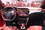 Innenraumansicht samt Fahrerdisplay (GS-Line)