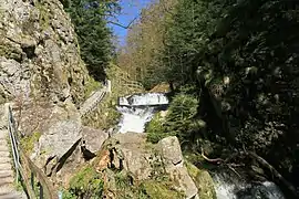 Die Wasserfälle mit dem Wasserfallweg (links)