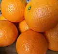 Fotografie: In neutralem Licht sind Apfelsinen orangefarben. Mit Eigenschatten und Spitzlicht erscheint das Orange abgedunkelt oder aufgehellt.