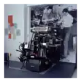 Heidelberger Tiegel im Deutschen Museum. Das große Schild mit dem Firmennamen ist schwenk­bar, was zum sofortigen Stillstand der Maschine führt.