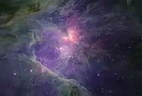Infrarotaufnahme mithilfe des James-Webb-Weltraumteleskops. Rötlich, oberhalb der Mitte, sind Strukturen des Becklin-Neugebauer-Objekts bzw. des Kleinmann-Low-Nebels zu erkennen.