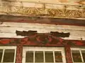 Ornamente an Fenster und Gebälk innen