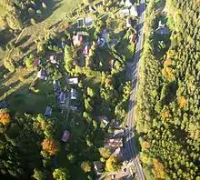 Die I/9 führt am Ende des Gebirgspasses durch die Siedlung Lesné