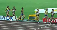 Die Siebenkämpferinnen unterwegs im 800-Meter-Lauf, der letzten Disziplin dieses Wettkampfs
