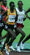 Stephen Kiprotich (gelbes Trikot)Rang sechzehn in 14:04,22 min
