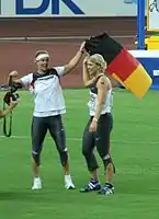 Vizeweltmeisterin Christina Obergföll (rechts) und Bronzemedaillengewinnerin Steffi Nerius feierten ihre Medaillen
