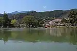 Ōsawa-no-ike (大沢池), der Teich ist Teil des ältesten künstlich angelegten Gartens in Japan.