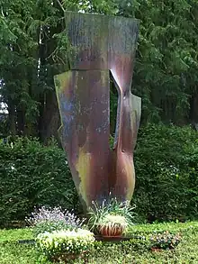 Oscar Wiggli (1927–2016) Bildhauer, Komponist, Schöpfer Experimenteller Klangwelten. Skulptur auf dem Friedhof Wolfgottesacker in Basel. Titel: 103 E, 1993, Geschmiedeter Stahl, 305 cm X 145 cm,
