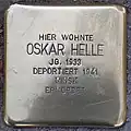 Oskar Helle vor der Fruchtallee 115