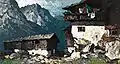 Bauernhof im Hochgebirge, signiert Mulley, auf dem Keilrahmen mit Bleistift beschriftet: Weihnachten 1935, Öl auf Leinwand, 85 × 160 cm