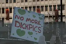 Schild auf dem Frauenmarsch 2018 in Oslo mit der Aufschrift "No More Dickpics".