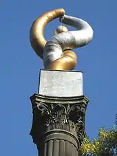Die Skulptur Die schützende Torsion auf dem Ehrenmal auf dem Straßburger Platz