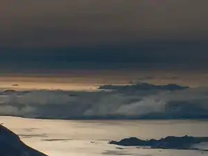 Die Osogovo Bay mit Astor Island (rechts). Im Hintergrund: Mount Friesland