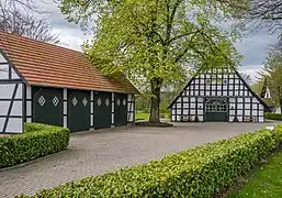 Fassadengliederung: Historischer Giebel (Bauernhof Ostercappeln) mit Dielentor