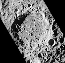Apollo 16: Der Ostwald Krater mit Recht unten rechts auf dem Kraterrand.