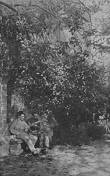 Otto Erich Hartleben (x) in der Villa Strohl-Fern, neben ihm der Bildhauer Max Levi, um 1904