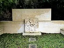 Otto Jsler-Stickelberger (1910–1992), Chemiker in der F. Hoffmann-La Roche AG, über 100 wissenschaftl. Publikationen und Patente. Ehrendoktorate der Univ. Amsterdam 1971 und Basel, Grab auf dem Friedhof Hörnli, Riehen, Basel-Stadt
