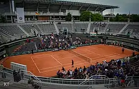 Der 2019 abgerissene Court n°1 (Mai 2019). Er war wegen seiner Form als Stierkampfarena bekannt.