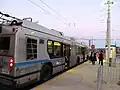 Ein stadtauswärts fahrender Wagen an der Haltestelle Silver Line Way, die Stromabnehmer sind bereits für die Weiterfahrt im Dieselmodus abgezogen
