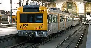 Triebwagen 2271 des Typs CP–2240 im Bahnhof Porto São Bento
