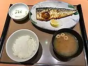 Daikon (gerieben, unter dem Fisch) zum Fisch, Reis und Suppe, Tokio 2018