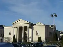 un bâtiment de style néoclassique vu en perspective