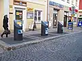 Unterirdische Container für die Abfalltrennung in der Altstadt von Písek in Tschechien