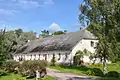 Herrenhaus Plawen (Pļavmuiža) aus dem 19. Jahrhundert, heute Schule, Volkshaus und Bibliothek