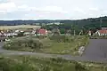 Blick auf das Dorf von einer Anhöhe