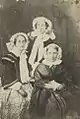 Praskowia Wrangel, geb. Jakowkin mit den Töchtern Anna (1815–1863) und Katharina (1820–1895)