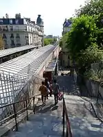 Westliche Fußgängertreppe, auf halber Höhe der Eingang zur Métro