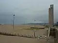 Seitenansicht des Strandes mit Uhrenturm