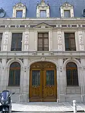 Fassade von Nr. 14 (Medaillon von Philibert Delorme in der 1. Etage)