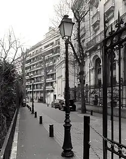 Die Straße auf der Seite der Avenue Victor-Hugo