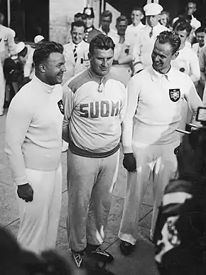 Die Medaillengewinner im Kugelstoßen 1936 (v. l. n. r.): der Deutsche Hans Woellke (Gold), Sulo Bärlund (Silber), der Deutsche Gerhard Stöck (Bronze)