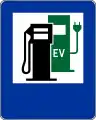 D-23bTankstelle mit Ladestation für Elektrofahrzeuge