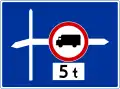 F-6Hinweis auf ein Fahrverbot für Laster (hier über 5 t) (rechts)