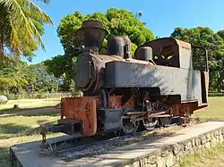 Decauville-Lokomotive Nr. 1864/1933 vor der Zuckerfabrik von Namakia