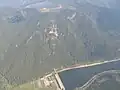 Luftaufnahme mit oberem Becken, einem Teil des unteren Beckens und der Staumauer