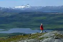 Blick vom 994 m hohen Loadásj über den Vastenjaure auf das Sulitjelma-Gebirge in Norwegen
