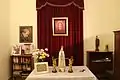 Altar im Sterbezimmer mit einem Bild des heiligen Antlitzes Jesu