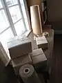 In Packpapier verpackte Gegenstände (Foto: Einarspetz)