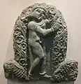 männliche Figur in Girlanden