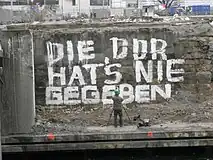 Graffiti am Fundament des abgerissenen Palasts, Oktober 2008