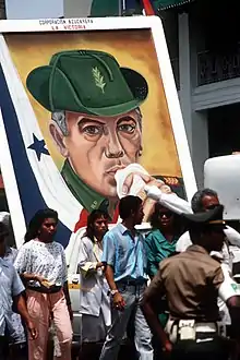 Panamaische Bürger mit Porträt von Omar Torrijos