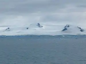 Blick von Half Moon Island auf den Panega-Gletscher